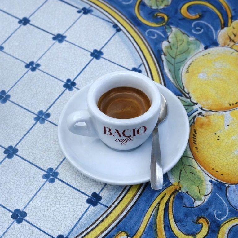 latte-art-paris.jpg Barista professionnel Bacio préparant un cappuccino avec latte art italien authentique.